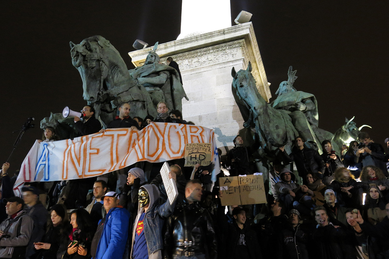Illustration for article titled Miles de personas protestan en Budapest contra el impuesto de Internet